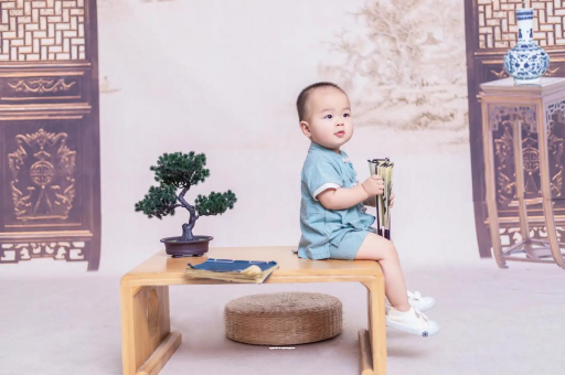 楚雄女宝宝换尿布